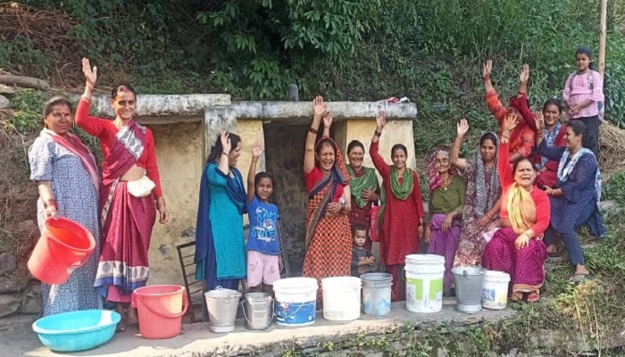 खाली बर्तन लेकर महिलाओं का जल स्रोत पर प्रदर्शन