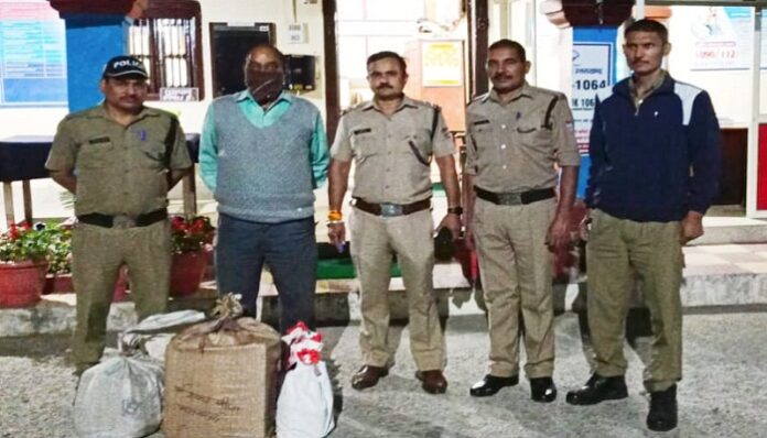 परचून की दुकान में शराब का धंधा, दुकानदार गिरफ्तार