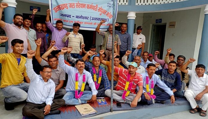 क्रमिक अनशन पर डटे रहे जल संस्थान कर्मी
