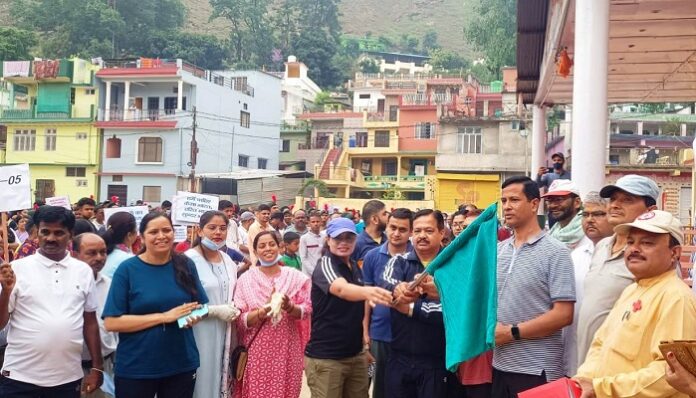 सबने मिलकर किया श्रमदान, सार्वजनिक स्थलों से हटाई गंदगी