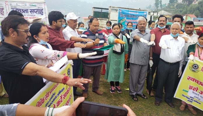 सफाई अभियान में जुटे न्यायिक व प्रशासनिक अधिकारी व कर्मचारी