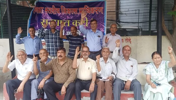 फिर प्राधिकरण के खिलाफ गरजी समिति