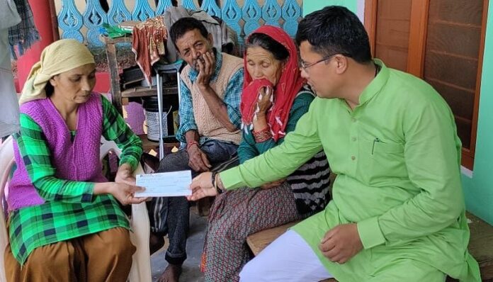 होकरा सड़क हादसे से प्रभावित परिवारों तक पहुंचाई राहत राशि