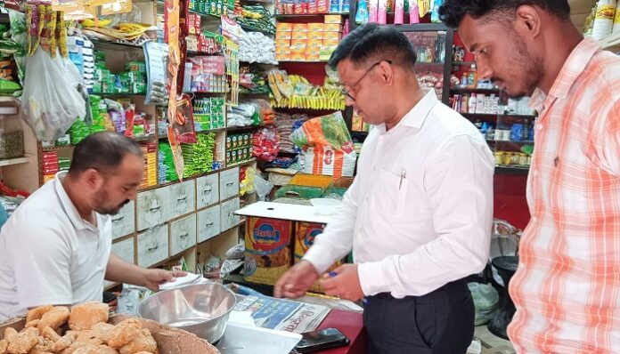 खाद्य पदार्थों की दुकानों की औचक चेकिंग, तीन नमूने भरे