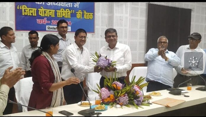 तबादले पर सीडीओ को भावभीनी विदाई, प्रतीक चिहृन दिए