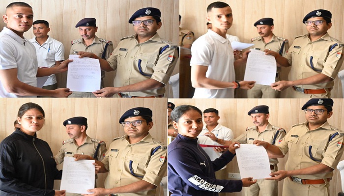 पुलिस आरक्षी भर्ती में सफल अभ्यर्थियों के हाथों में नियुक्ति पत्र