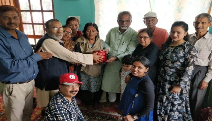 गांधीवादी चिंतक कलानंद पहुंचे अल्मोड़ा, वाहिनी ने किया अभिनंदन