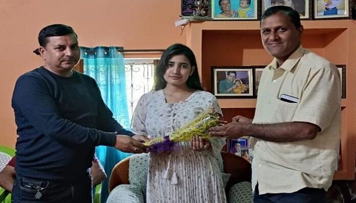यूपीएससी परीक्षा में सफल कल्पना को घर जाकर किया सम्मानित