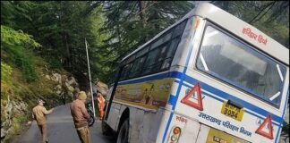 उत्तराखंड : 32 यात्रियों को लेकर जा रही रोडवेज बस हादसे का शिकार