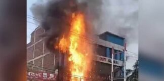 रुद्रपुर : तीन मंजिला इमारत में लगी आग, अंदर फंसे तीन लोगों को बचाया गया