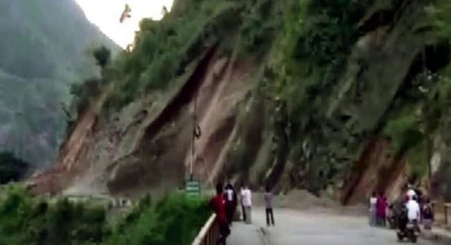 जाम में फंसे वाहन पर पहाड़ से गिरा विशाल पत्थर