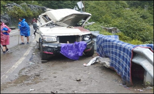 उत्तराखंड (हादसा) : टैक्सी वाहन पर पहाड़ी से गिरा पत्थर, चालक की मौत