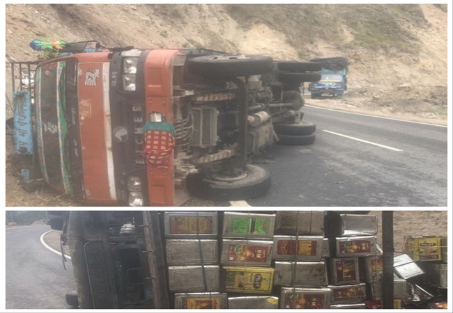 हल्द्वानी-अल्मोड़ा हाईवे पर सड़क पर पलट गया लोडेड ट्रक