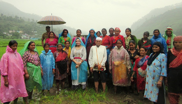 हुड़की बौल, ग्रामीण महिलाओं के साथ धान की रोपाई करने खेत में पहुंची डीएम अनुराधा