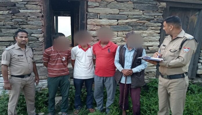 नशे में धुत 04 लोगों का हंगामा, चालान कटा