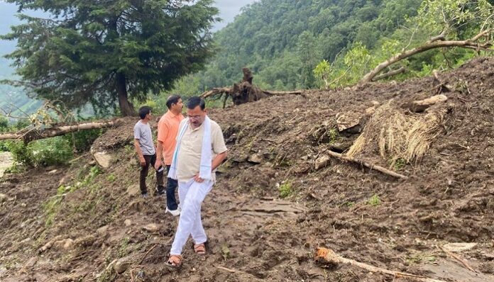 पिंडरघाटी के आठ परिवारों को जान—माल का खतरा