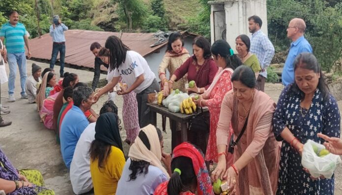 विधायक मनोज तिवारी के जन्मदिन पर आश्रम में बांटे फल