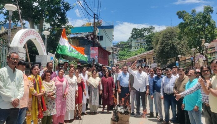 सीएम धामी का पुतला फूंका, इस्तीफा देने की मांग उठाई