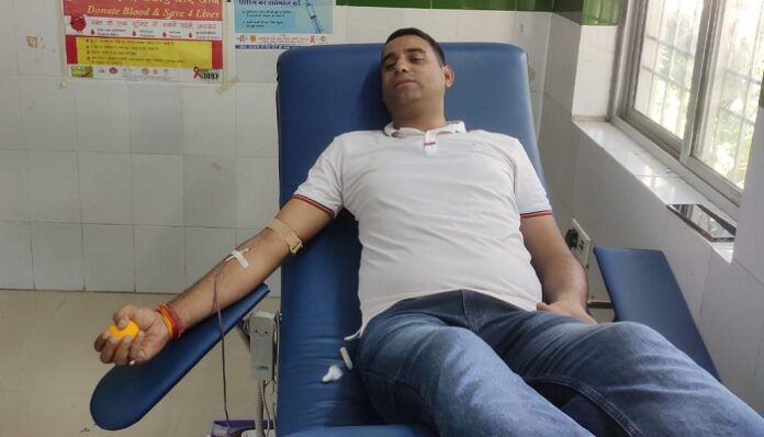 वरिष्ठ समाजसेवी रमेश पांडे ने जरूरतमंद को दिया खून