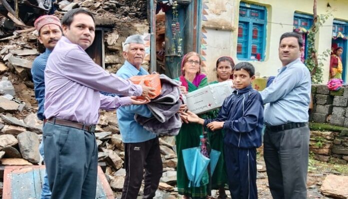 रेडक्रास की टीम ने कोलतुलारी गांव में आपदा पीड़ितों को बांटी राहत