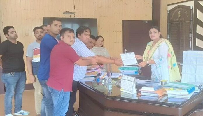 भूमि पर कब्जा करने वालों के विरोध में नगर व्यापार मंडल