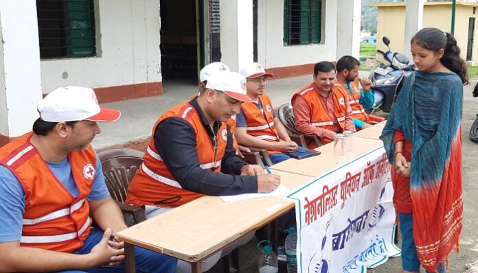 स्वास्थ्य शिविर की भनक लगते ही उमड़ पड़े ग्रामीण
