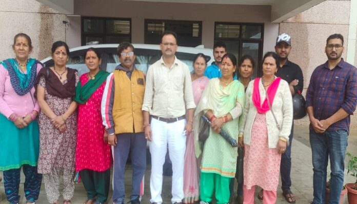 रानीधारा क्षेत्र की पीड़ा लेकर डीएम दरबार पहुंचे लोग