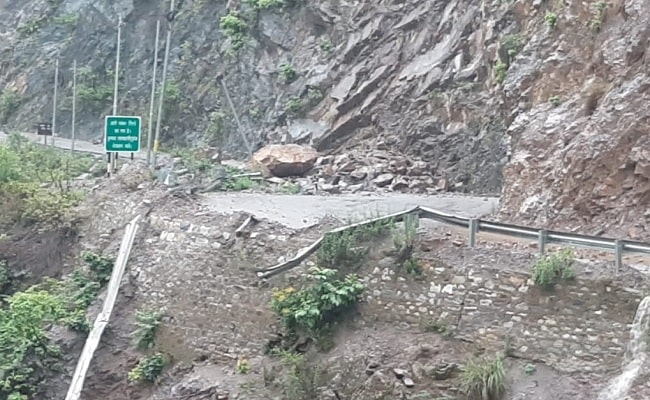 अल्मोड़ा-भवाली और धारी से पुखराड़ जाने वाला मार्ग मलबा आने पर बंद