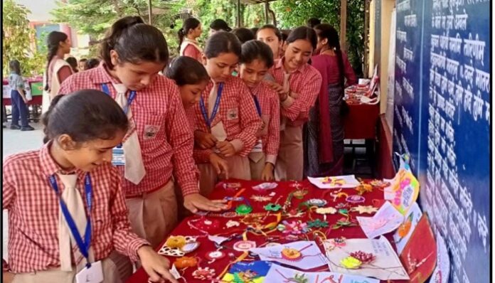 स्कूली बच्चों ने निष्प्रयोज्य सामग्री से बना डाली आकर्षक राखियां