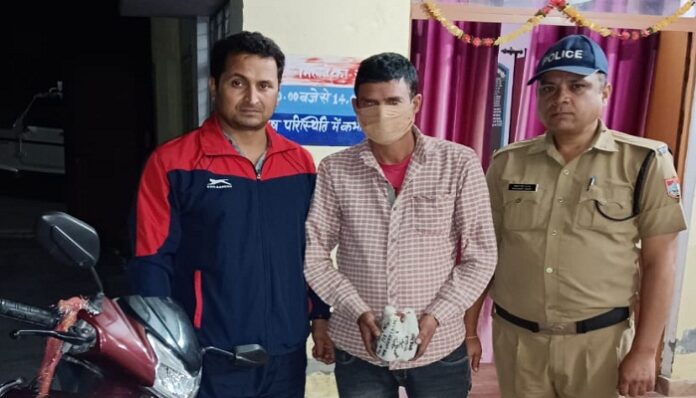 स्कूटी से कर रहा था शराब तस्करी, रात दबोचा