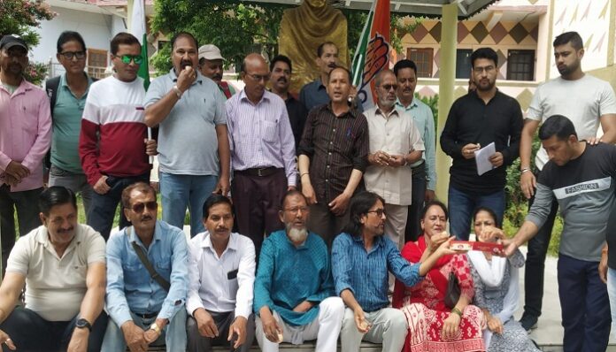 राहुल गांधी की सजा पर रोक की खुशी में कांग्रेस ने बांटी मिठाईयां