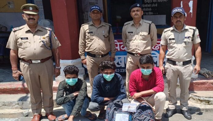 02 सगे भाईयों समेत 03 युवक निकले चोर, गिरफ्तार