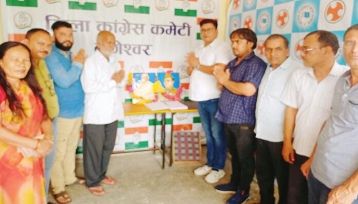 बागेश्वर: कांग्रेसजनों ने बलिदान देने वाले क्रांतिकारियों को दी श्रद्धांजलि