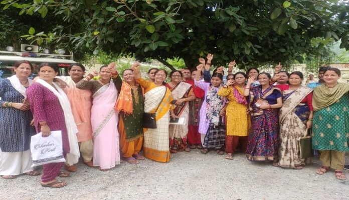 तहसीलदार व ईओ के घेराव के बाद डीएम कार्यालय पर प्रदर्शन