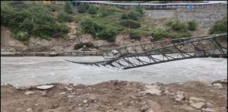 हादसा : बद्रीनाथ धाम के पास गिरा अस्थाई पुल, अलकनंदा नदी में बहा मजदूर