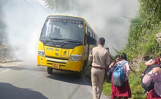 Uttarakhand : बच्चों से भरी स्कूल बस में लगी आग, फरिश्ता बनकर आयी खाकी वर्दी