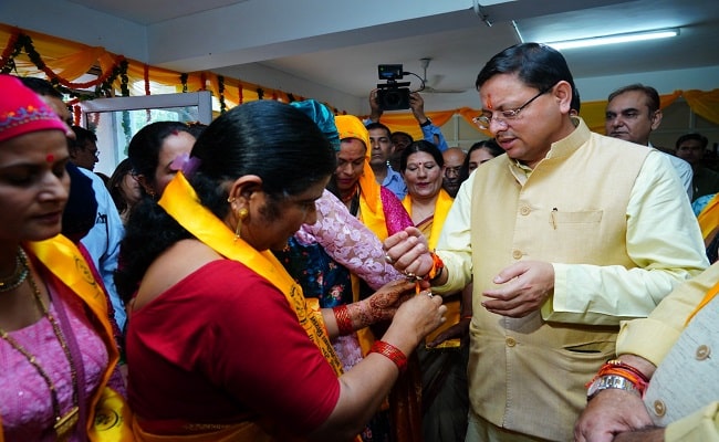 महिलाओं ने मुख्यमंत्री धामी के बांधी राखी, सचिवालय में लगाये राखी के स्टॉल