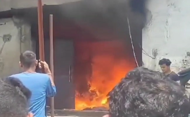 हल्द्वानी : लामाचौड़ में टेंट हाउस के गोदाम में लगी आग