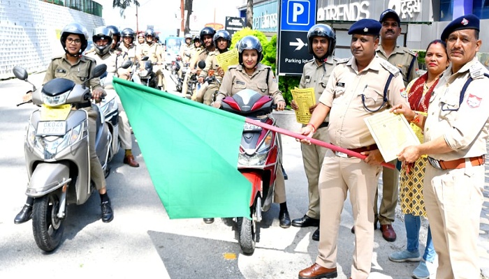पुलिस ने निकाली बाइक रैली, सड़क सुरक्षा की अलख जगाई