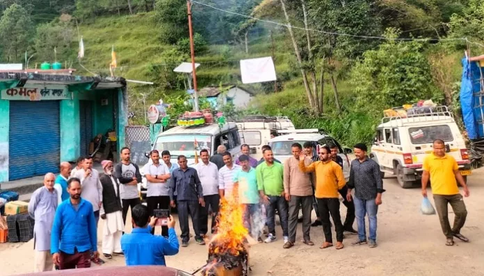 विधायक मोहन सिंह महरा का पुतला फूंका