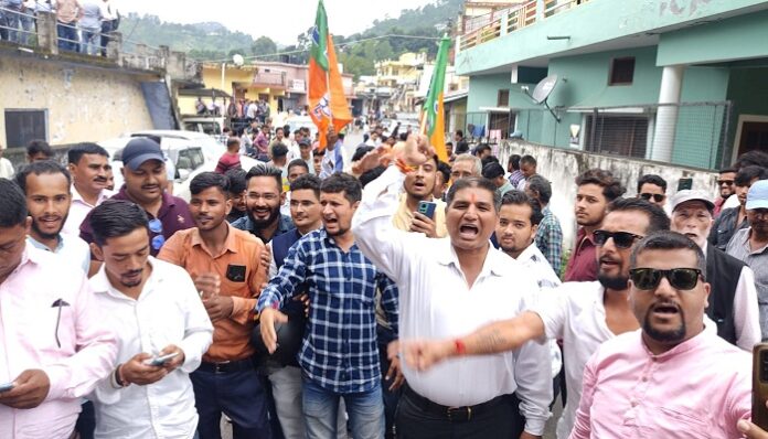 खुशी में झूमे भाजपा कार्यकर्ता, जुलूस निकाल जश्न मनाया