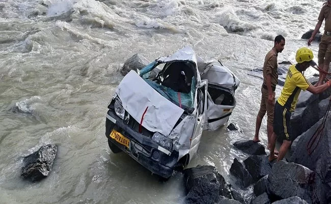 उत्तराखंड (दुःखद): भागीरथी नदी में गिरी कार, चार लोगों की मौत, दो घायल