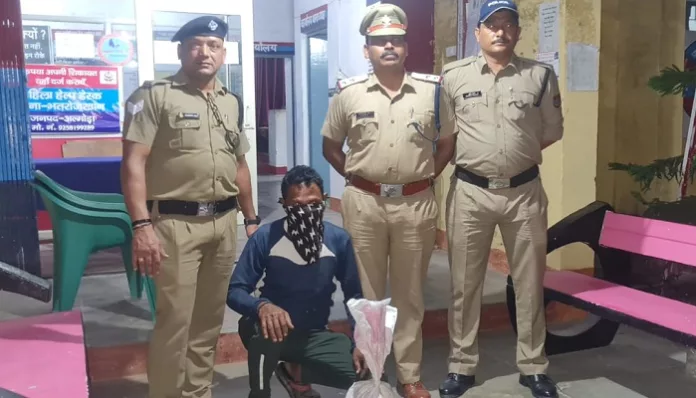 दुकान की आड़ में शराब पिलाने व बेचने का धंधा, दुकानदार गिरफ्तार