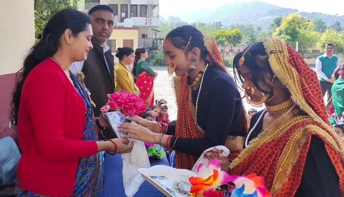 बेटियों ने नृत्य व रंगारंग कार्यक्रमों से बांधा समां