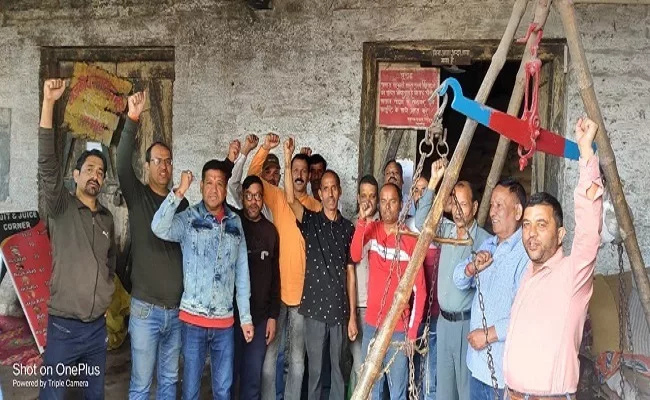 अल्मोड़ा : राजकीय खाद्यान्न गोदाम भंडार में गल्ला विक्रेताओं ने की नारेबाजी