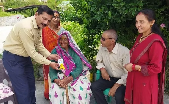चंपावत : बुजुर्ग मतदाताओं को घर जाकर किया सम्मानित