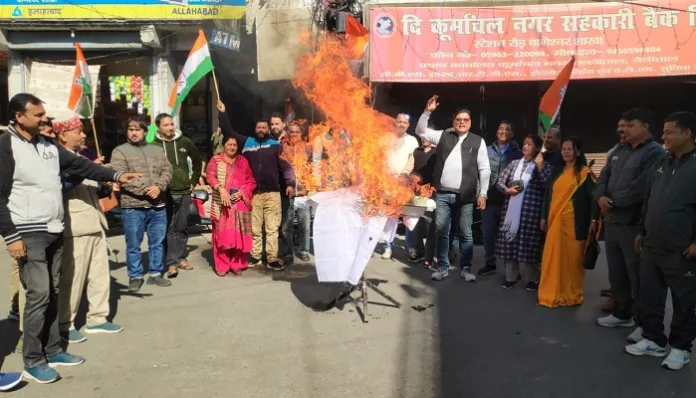 सरकार का बताया विफल, पुतला फूंका