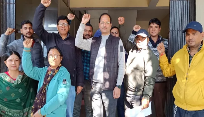 काला फीता बांधकर खींचा 21 मांगों की ओर ध्यान