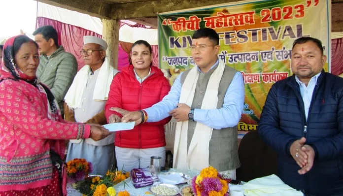 'वन डिस्ट्रिक्ट—वन प्रोडेक्ट' प्रोजेक्ट लाया रंग, कीवी उत्पादन में बढ़ी रुचि