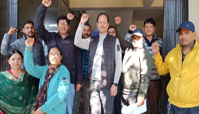 सीईओ दफ्तर पर गरजे मिनिस्ट्रीयल कर्मचारी